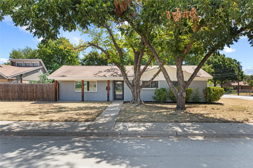 213 Wilshire Drive Euless, TX 76040