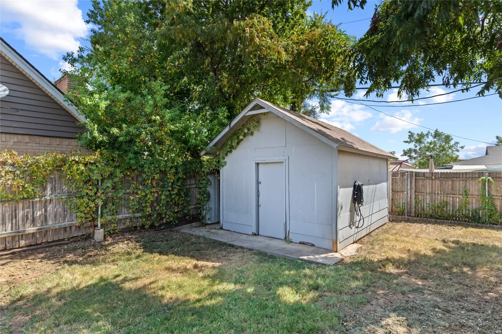 213 Wilshire Drive Euless, TX 76040