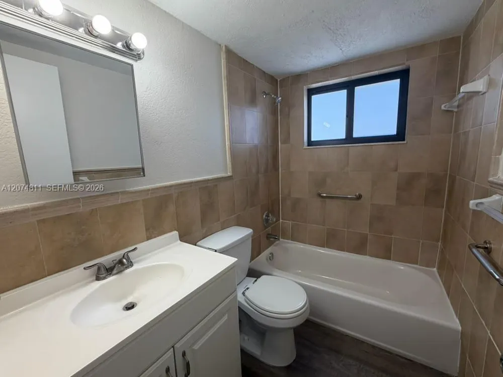 805 W 30th St #11 Hialeah, FL 33012