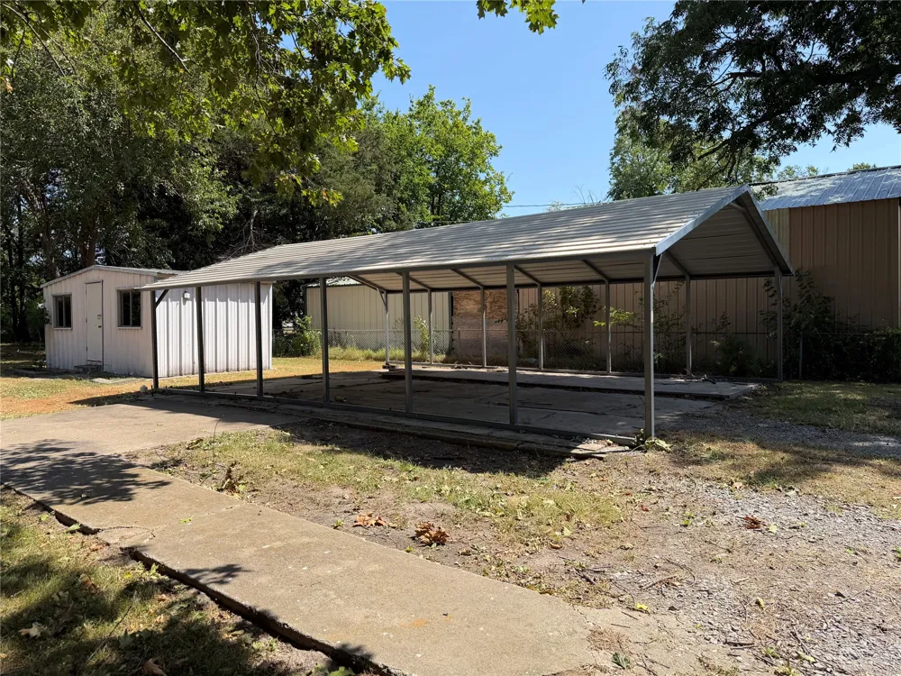 911 S McQuarrie Avenue Wagoner, OK 74467
