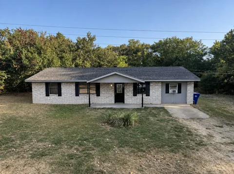 413 E Leecraft