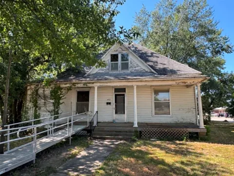 402 E Cherokee Avenue