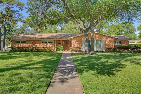 1526 Elmwood Drive