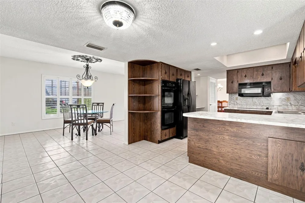 2705 SILVER LAKE AVENUE Tampa, FL 33614