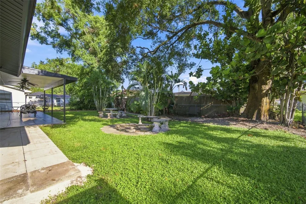 2705 SILVER LAKE AVENUE Tampa, FL 33614