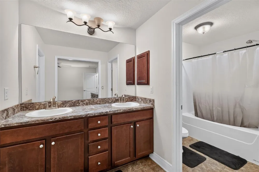 702 CHELSEA AVENUE Fruitland Park, FL 34731