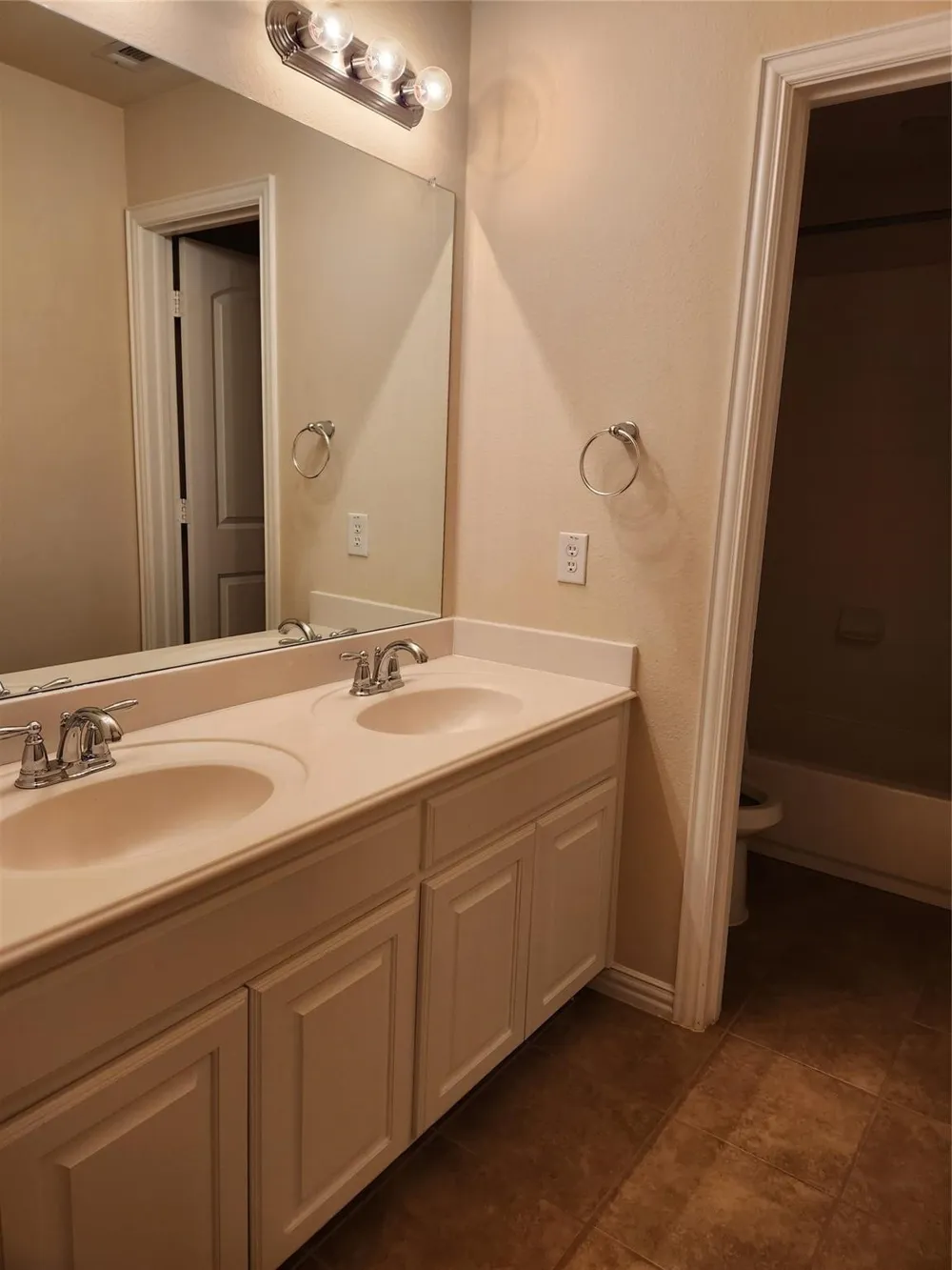 305 Eastland Drive Lewisville, TX 75056
