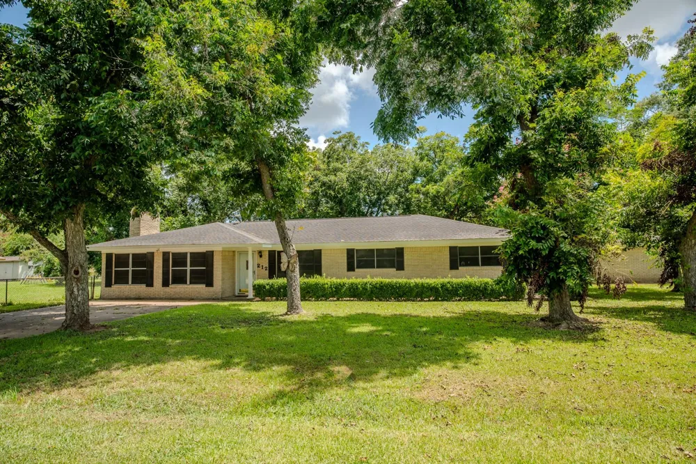 212 Avenue B Brazoria, TX 77422