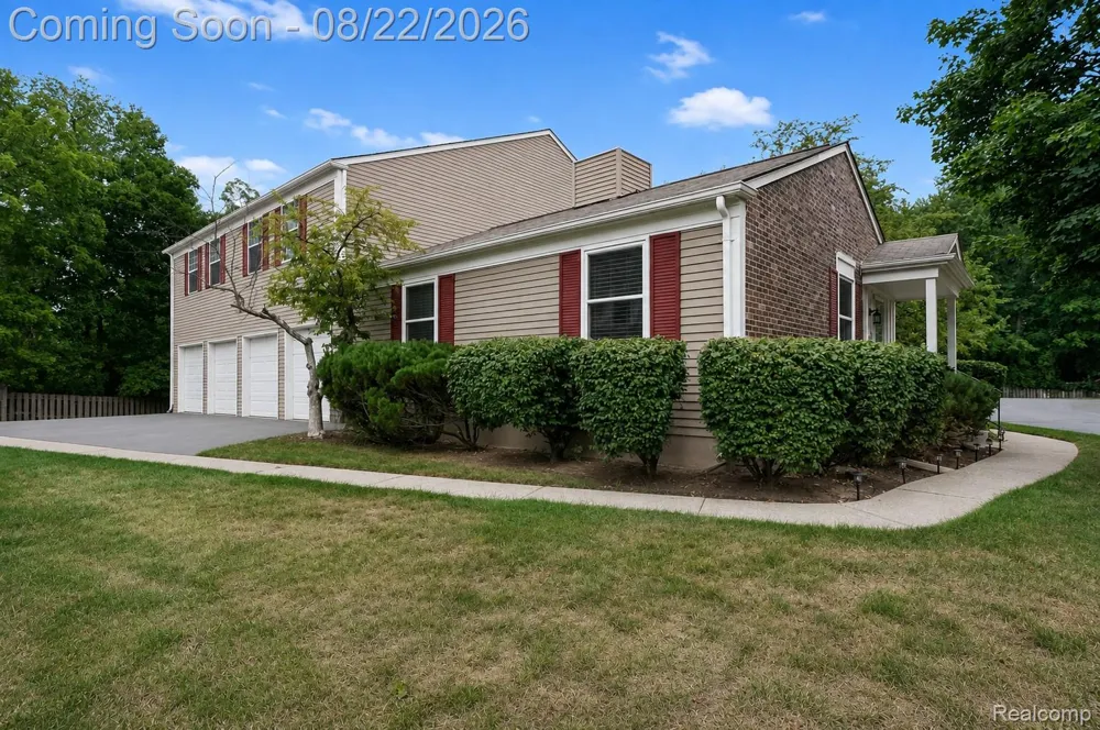 385 Neptune Drive Walled Lake City, MI 48390