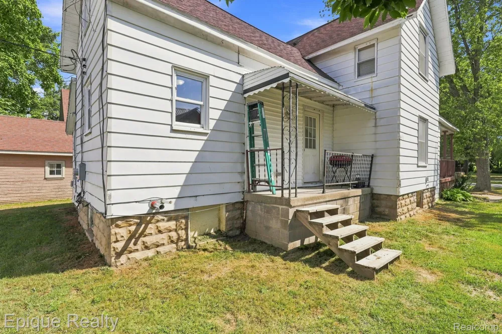 103 Neeper Street Capac Village, MI 48014