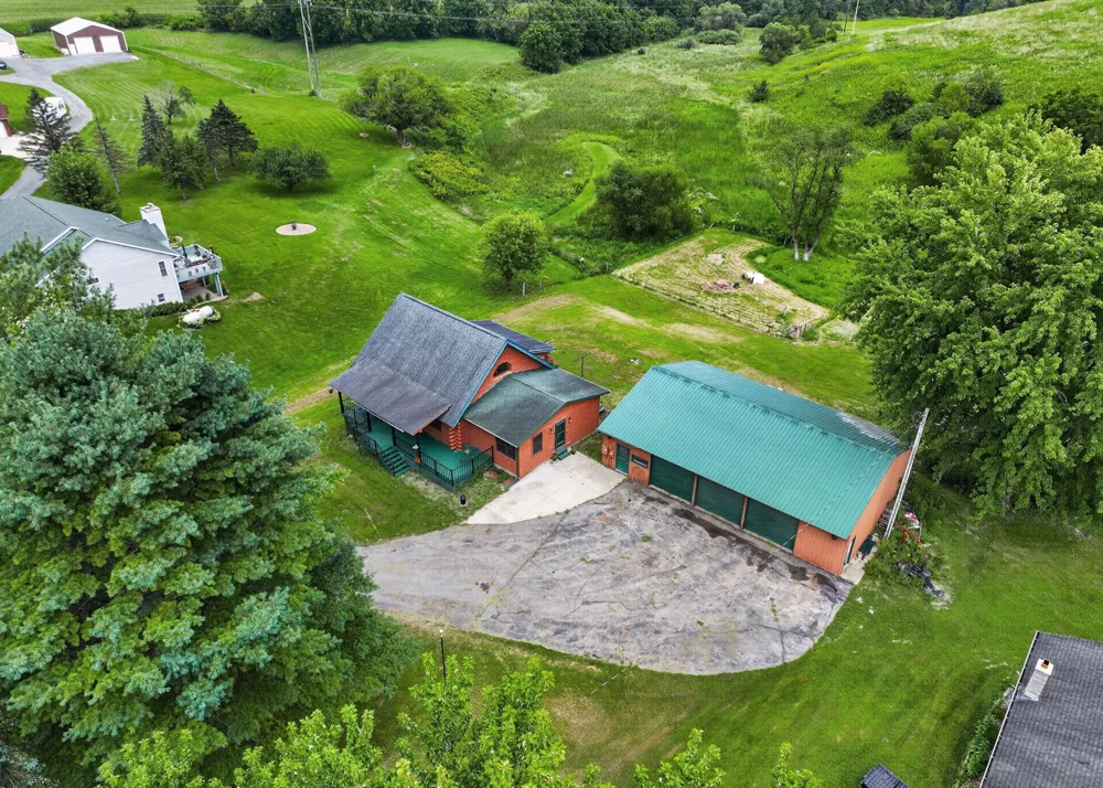 565 Beckman Road La Crescent, MN 55947