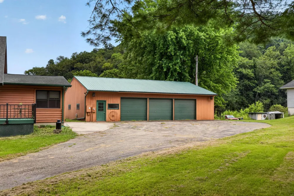 565 Beckman Road La Crescent, MN 55947