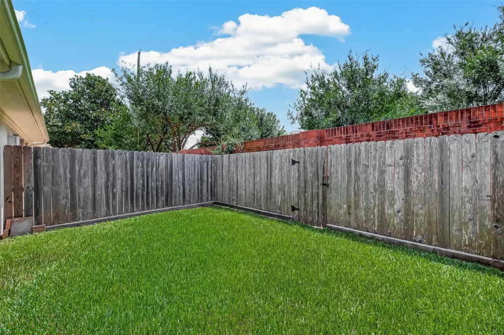 4307 Lake Walk Court Missouri City, TX 77459