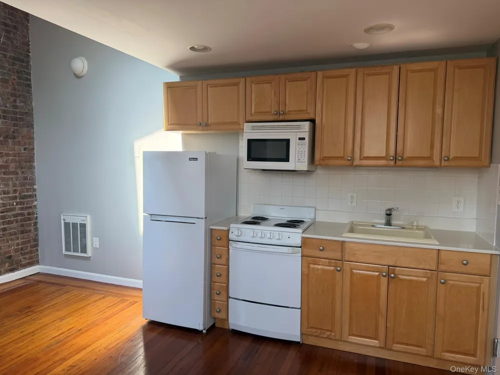 94 4th Ave #314 Bay Shore, NY 11706
