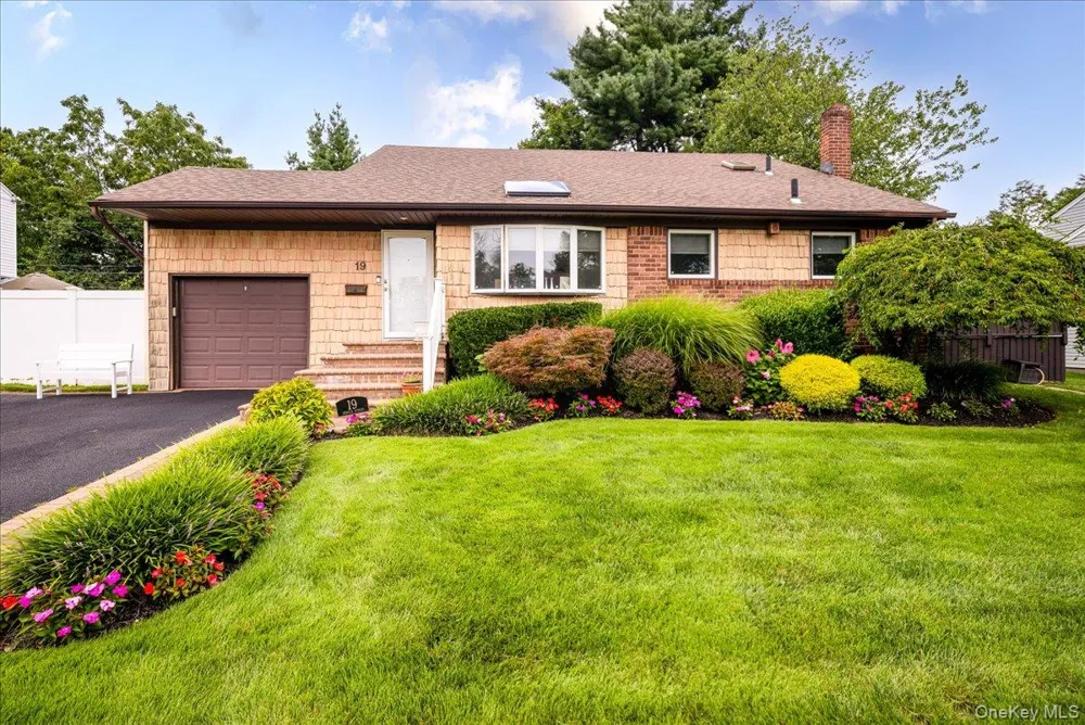 19 Jerold Street Plainview, NY 11803