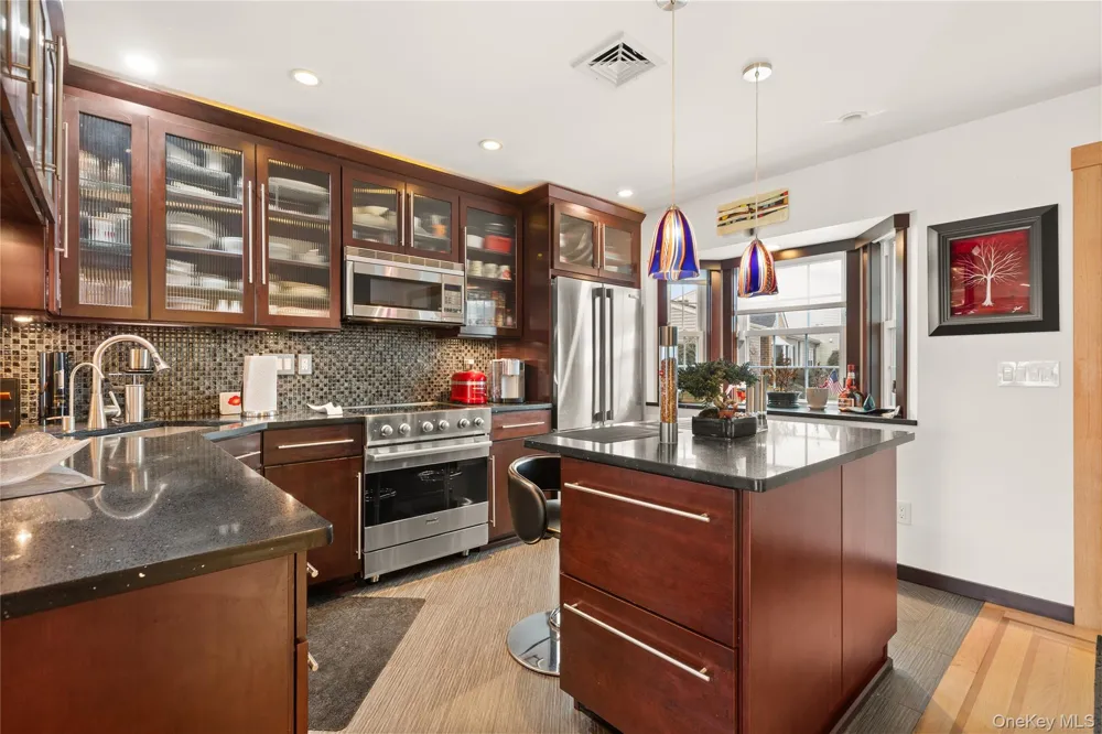 158 Harbor S Amityville, NY 11701