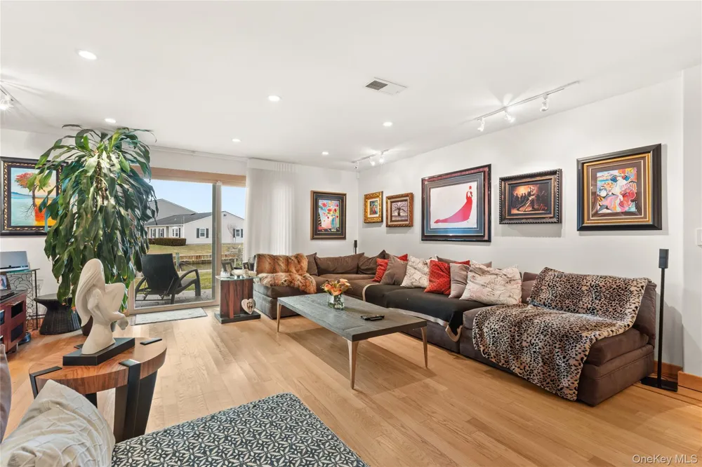 158 Harbor S Amityville, NY 11701