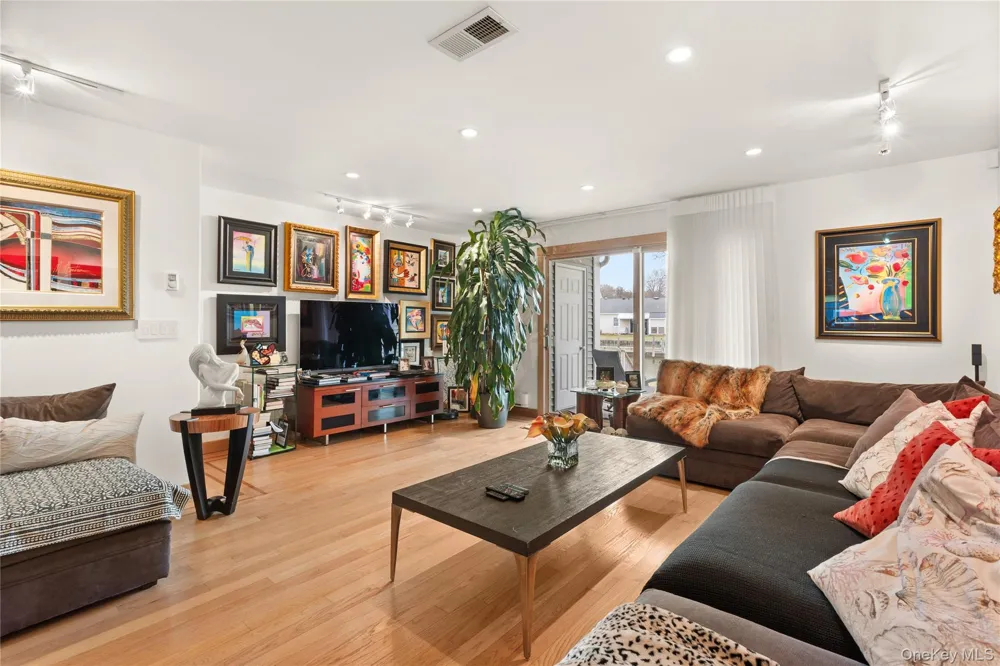 158 Harbor S Amityville, NY 11701