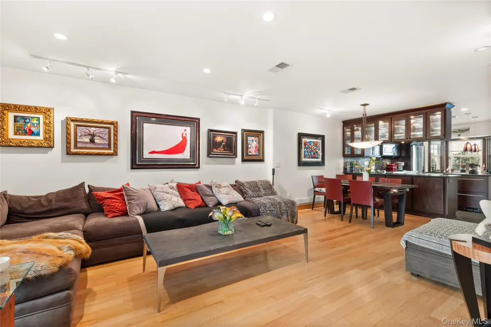 158 Harbor S Amityville, NY 11701