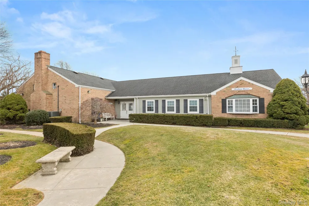 158 Harbor S Amityville, NY 11701