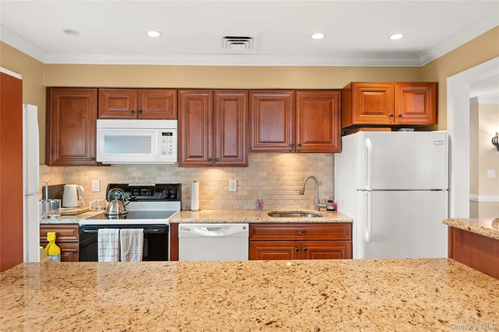 158 Harbor S Amityville, NY 11701