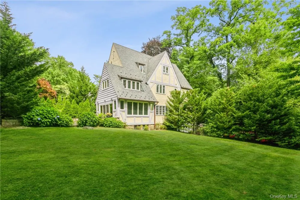 7 Cotswold Way Scarsdale, NY 10583