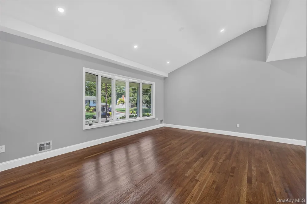 11 Penguin Lane Commack, NY 11725