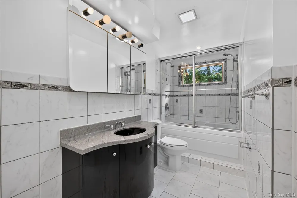 11 Penguin Lane Commack, NY 11725