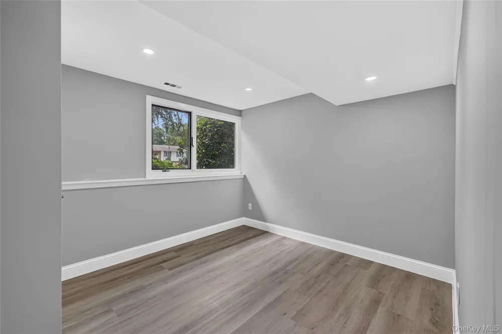 11 Penguin Lane Commack, NY 11725