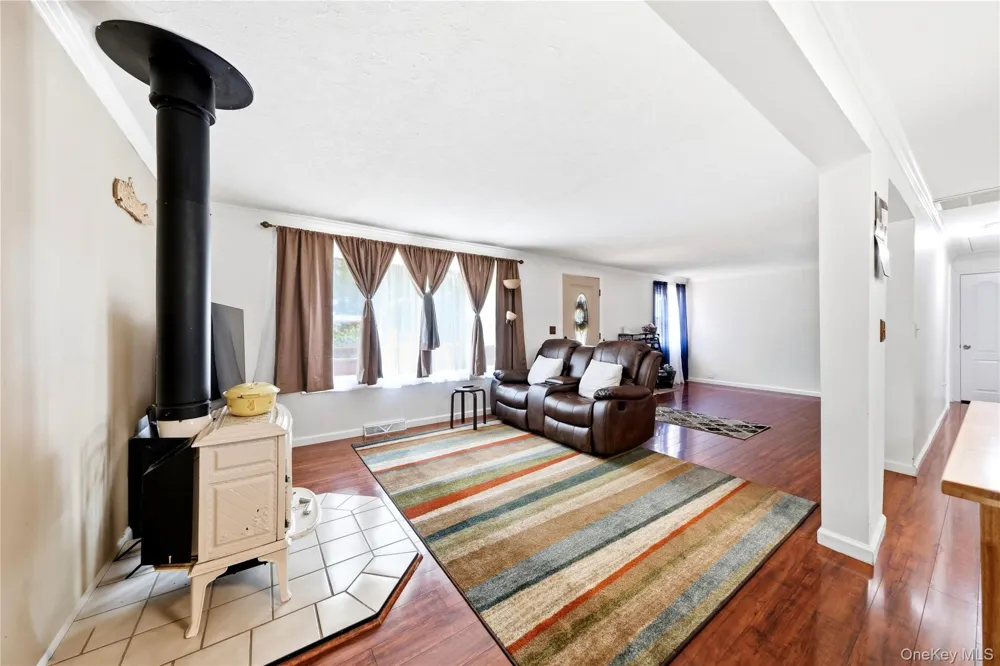 211 Hampton Avenue Mastic, NY 11950