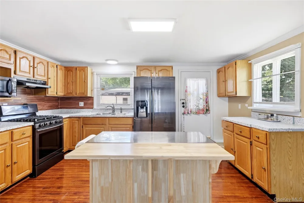 211 Hampton Avenue Mastic, NY 11950