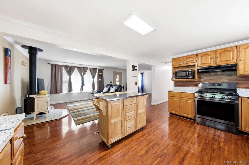 211 Hampton Avenue Mastic, NY 11950