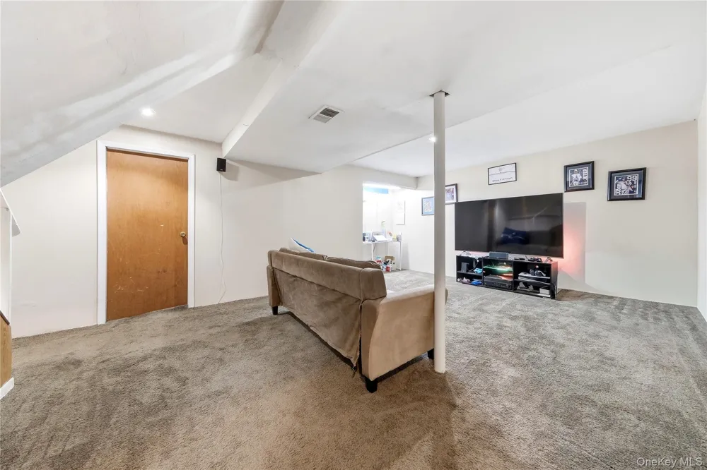211 Hampton Avenue Mastic, NY 11950
