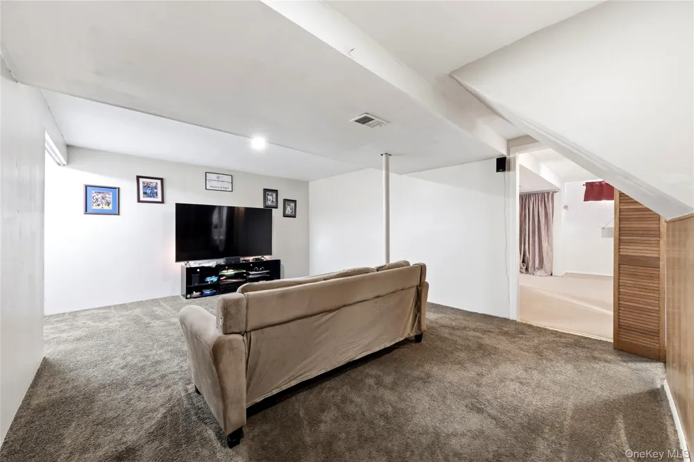 211 Hampton Avenue Mastic, NY 11950