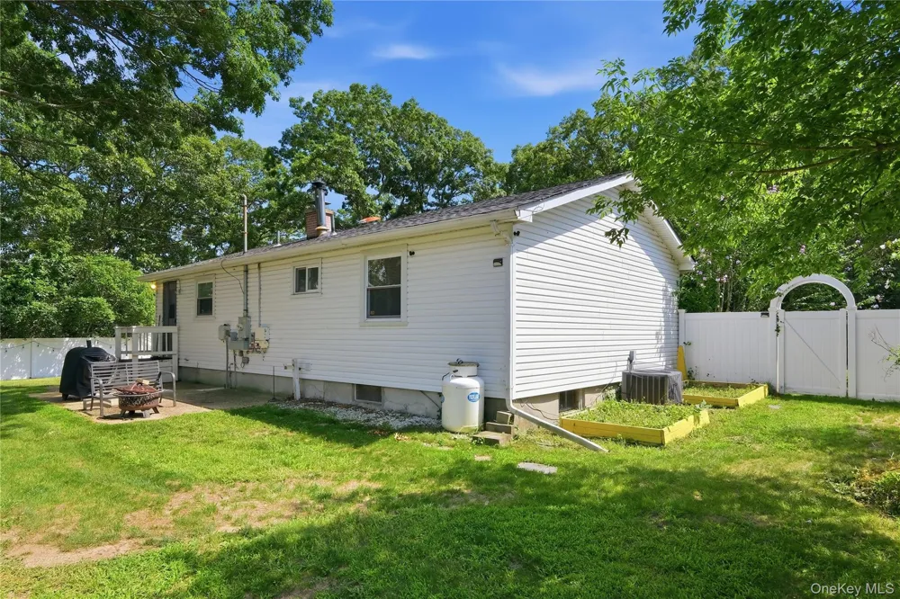 211 Hampton Avenue Mastic, NY 11950