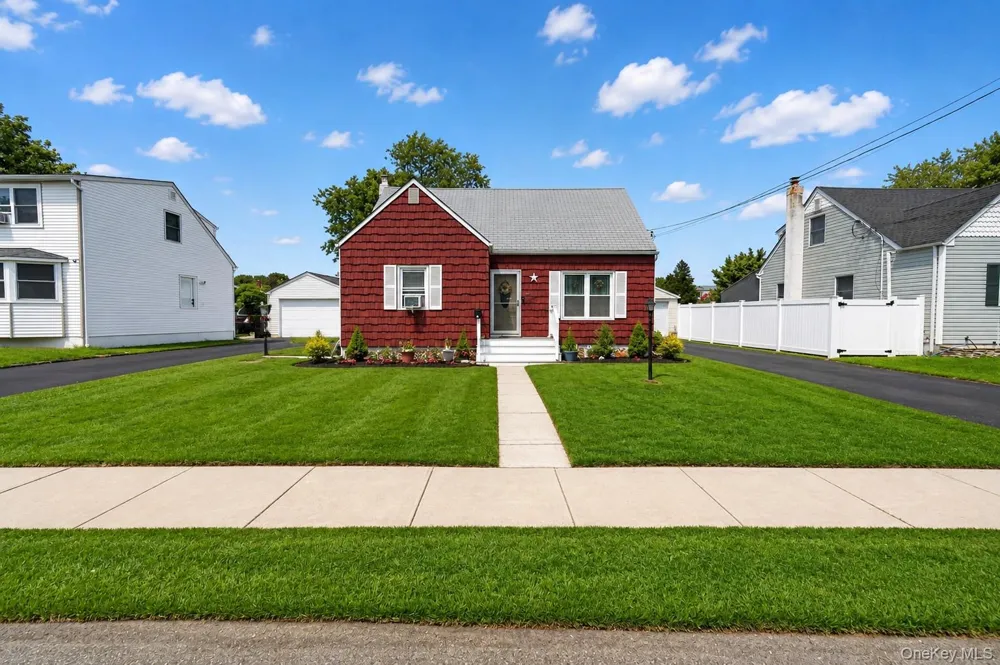 17 Heathcote Road Lindenhurst, NY 11757