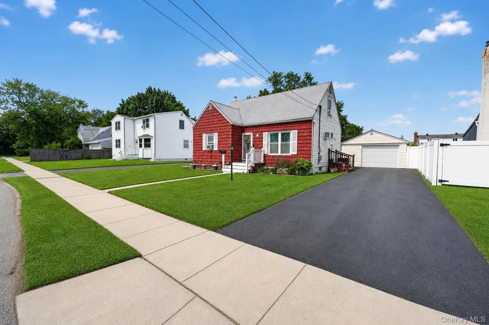 17 Heathcote Road Lindenhurst, NY 11757