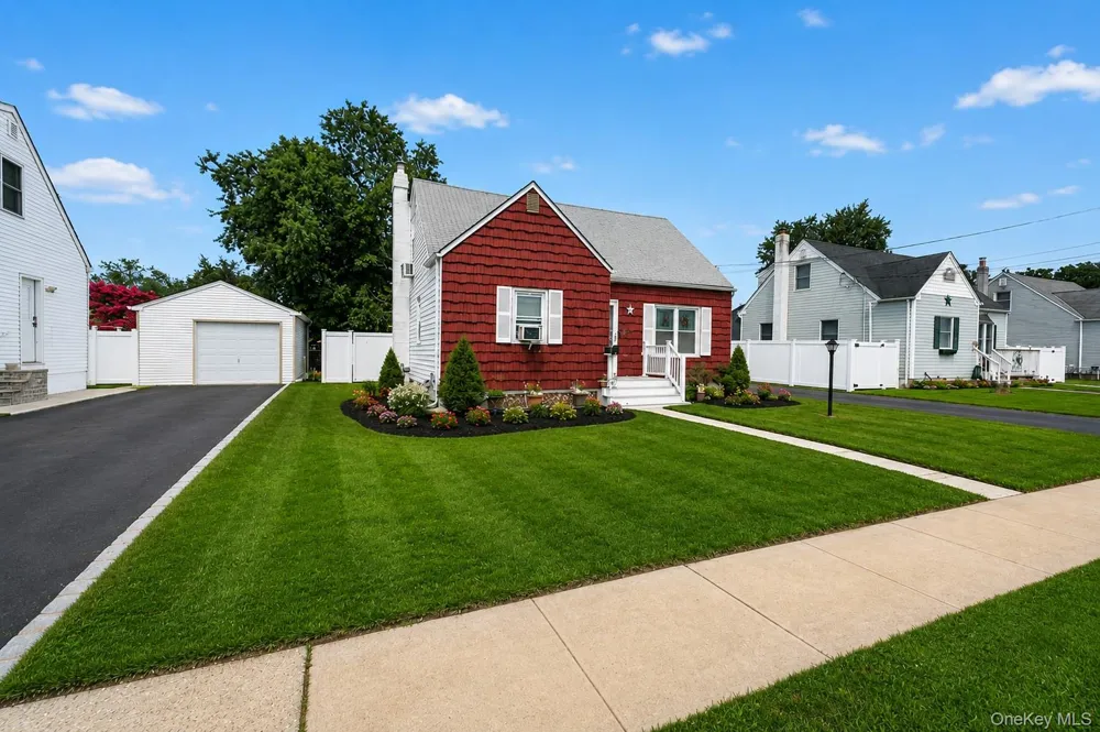17 Heathcote Road Lindenhurst, NY 11757