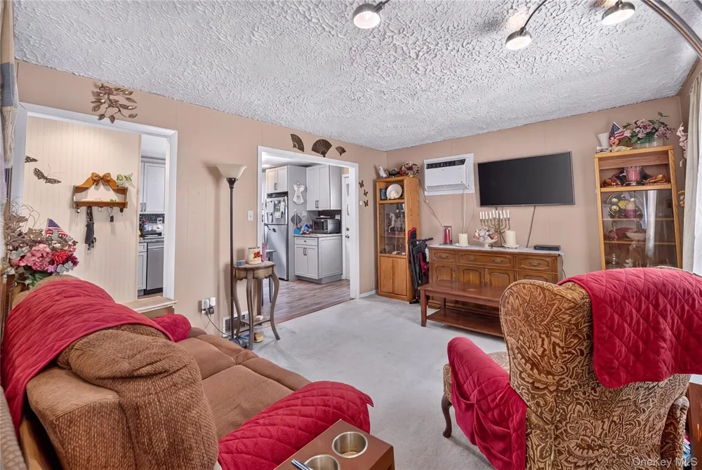 17 Heathcote Road Lindenhurst, NY 11757