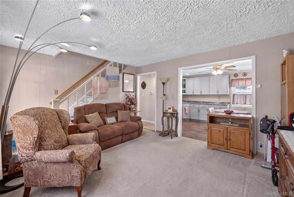 17 Heathcote Road Lindenhurst, NY 11757