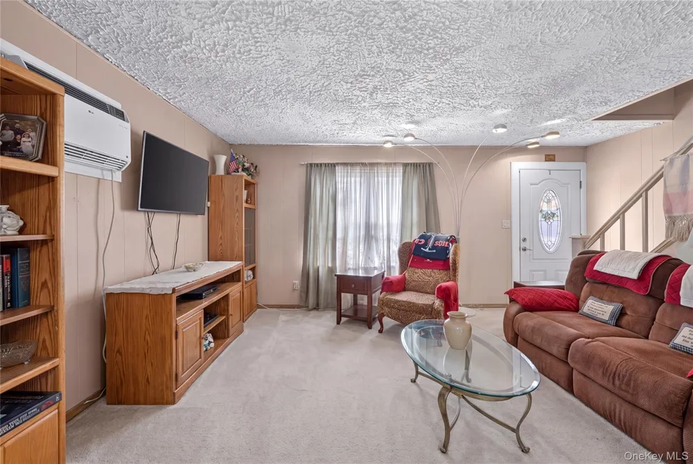 17 Heathcote Road Lindenhurst, NY 11757