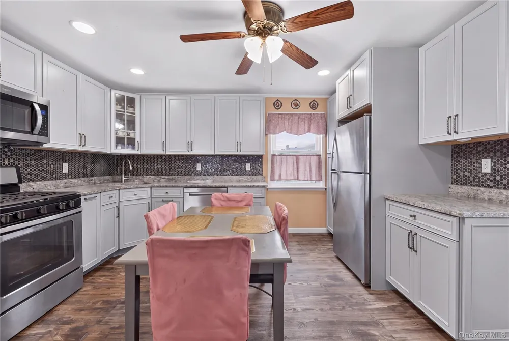 17 Heathcote Road Lindenhurst, NY 11757