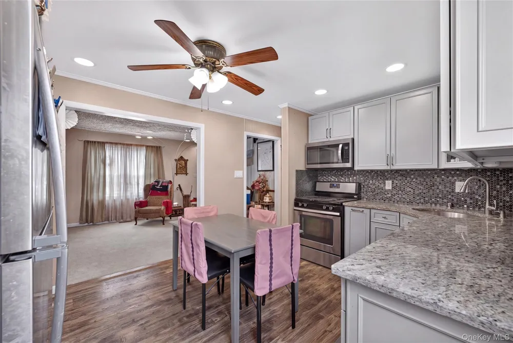 17 Heathcote Road Lindenhurst, NY 11757