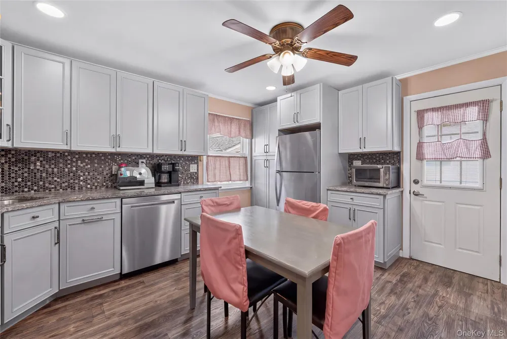 17 Heathcote Road Lindenhurst, NY 11757
