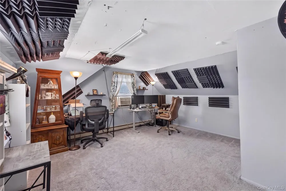 17 Heathcote Road Lindenhurst, NY 11757