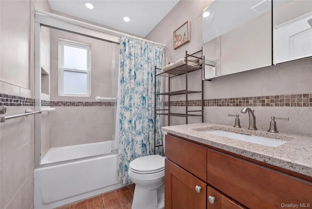 17 Heathcote Road Lindenhurst, NY 11757