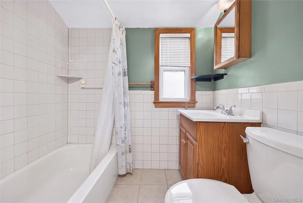 17 Heathcote Road Lindenhurst, NY 11757