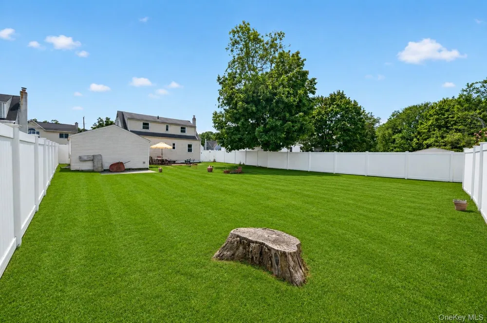 17 Heathcote Road Lindenhurst, NY 11757