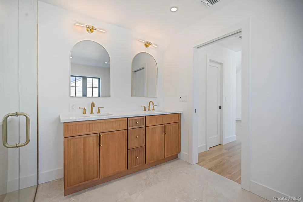 35 Cotton Levittown, NY 11756