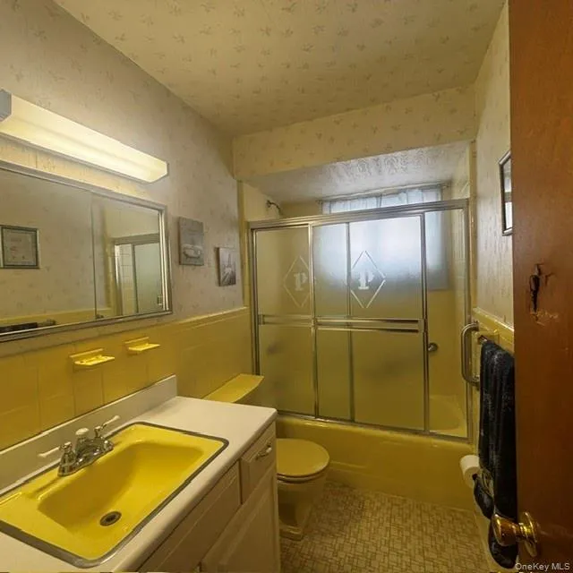 66 E Neptune Avenue Lindenhurst, NY 11757
